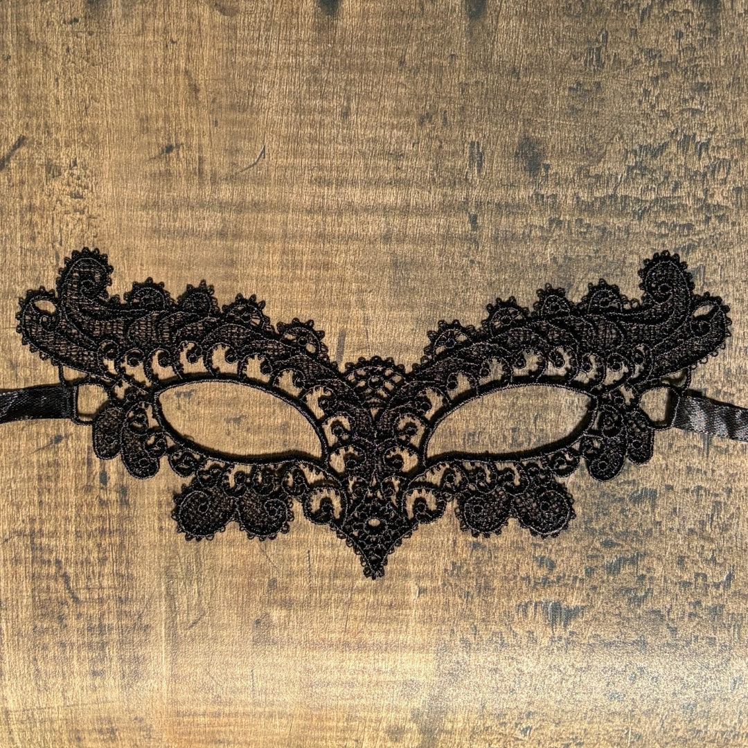 Mysterious Guise - Lace Mask