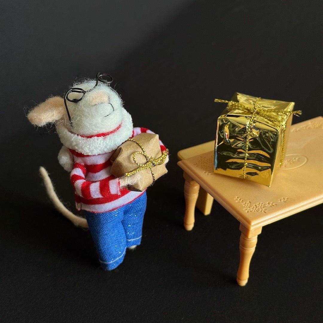 Gilbert - Felt Mouse with Gift