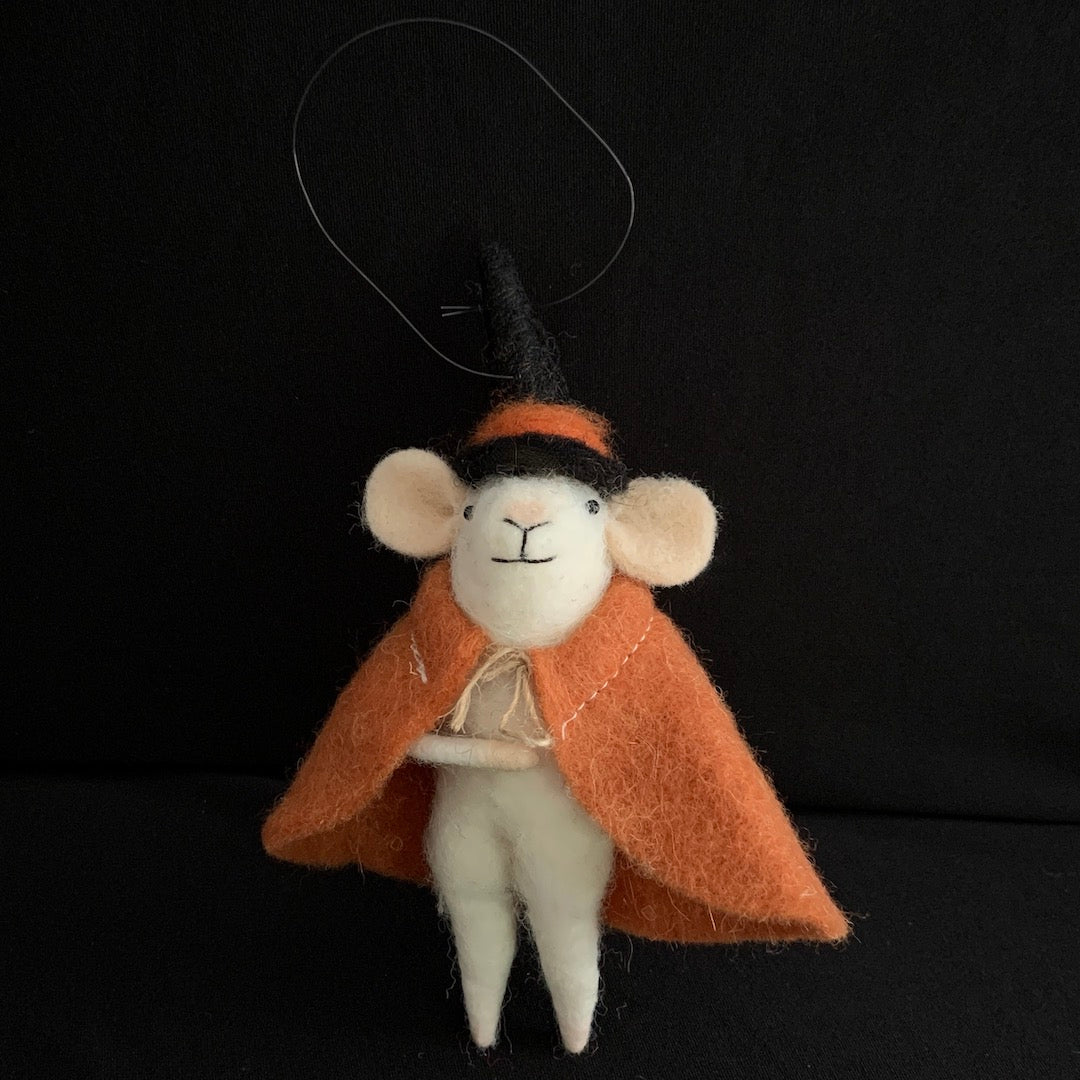 Hexia - Felt Mouse with Cape and Acorn