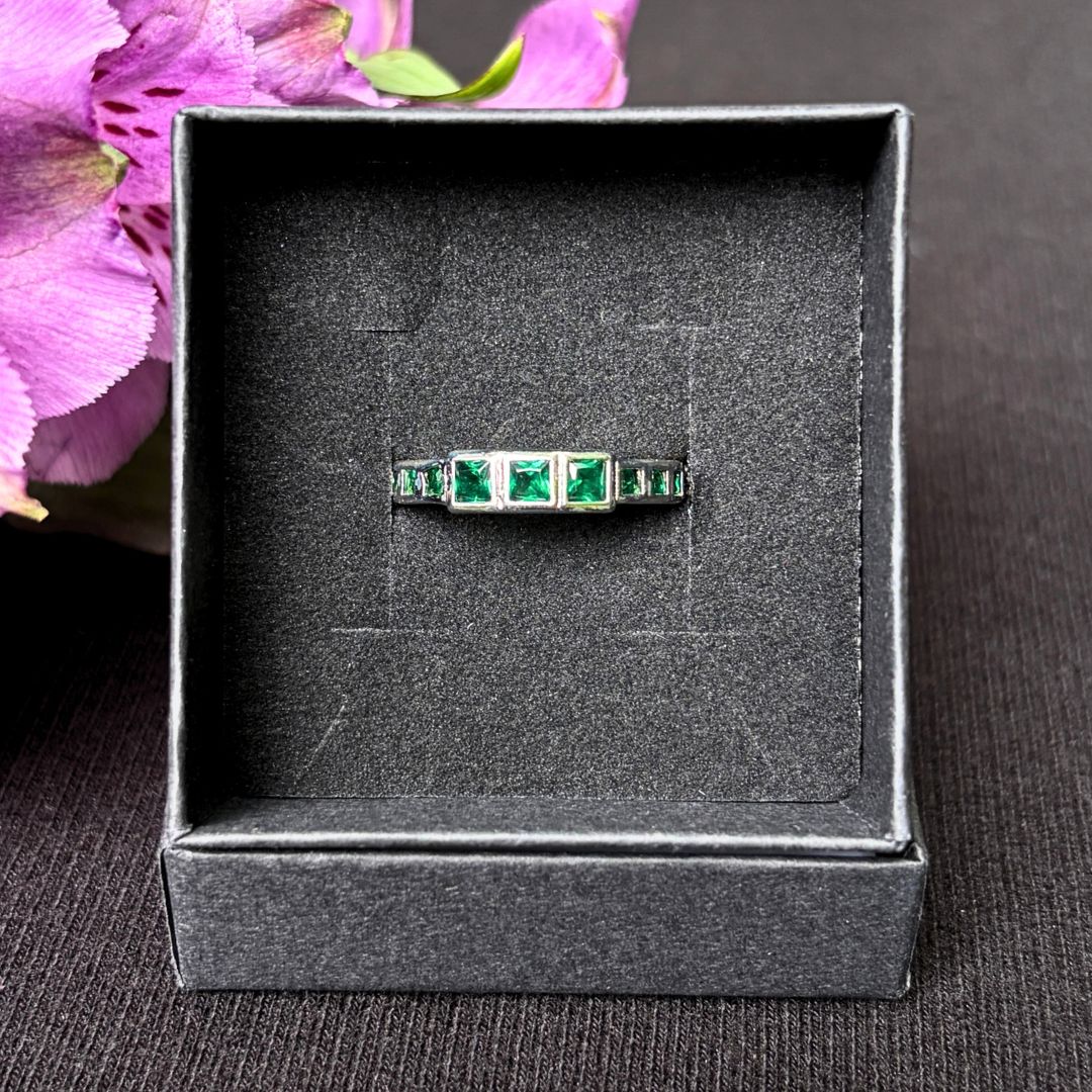 Adjustable Ring with Green Stones Surprise - Oddment