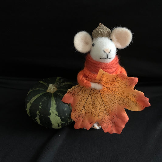 Laurel - Felt Mouse with Autumn Leaf