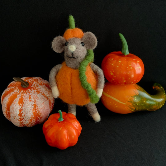 Perry - Felt Mouse in Pumpkin Costume