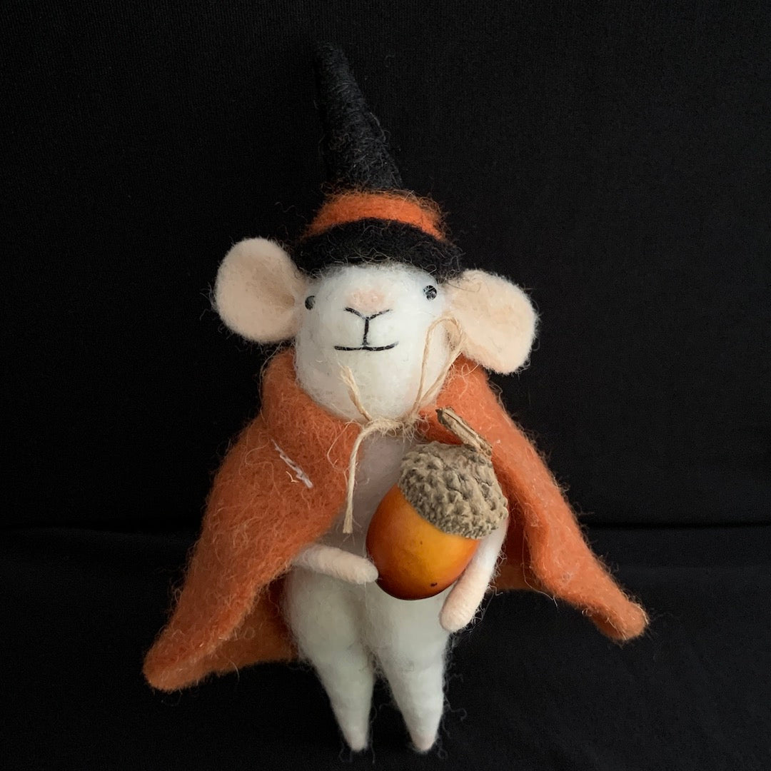 Hexia - Felt Mouse with Cape and Acorn