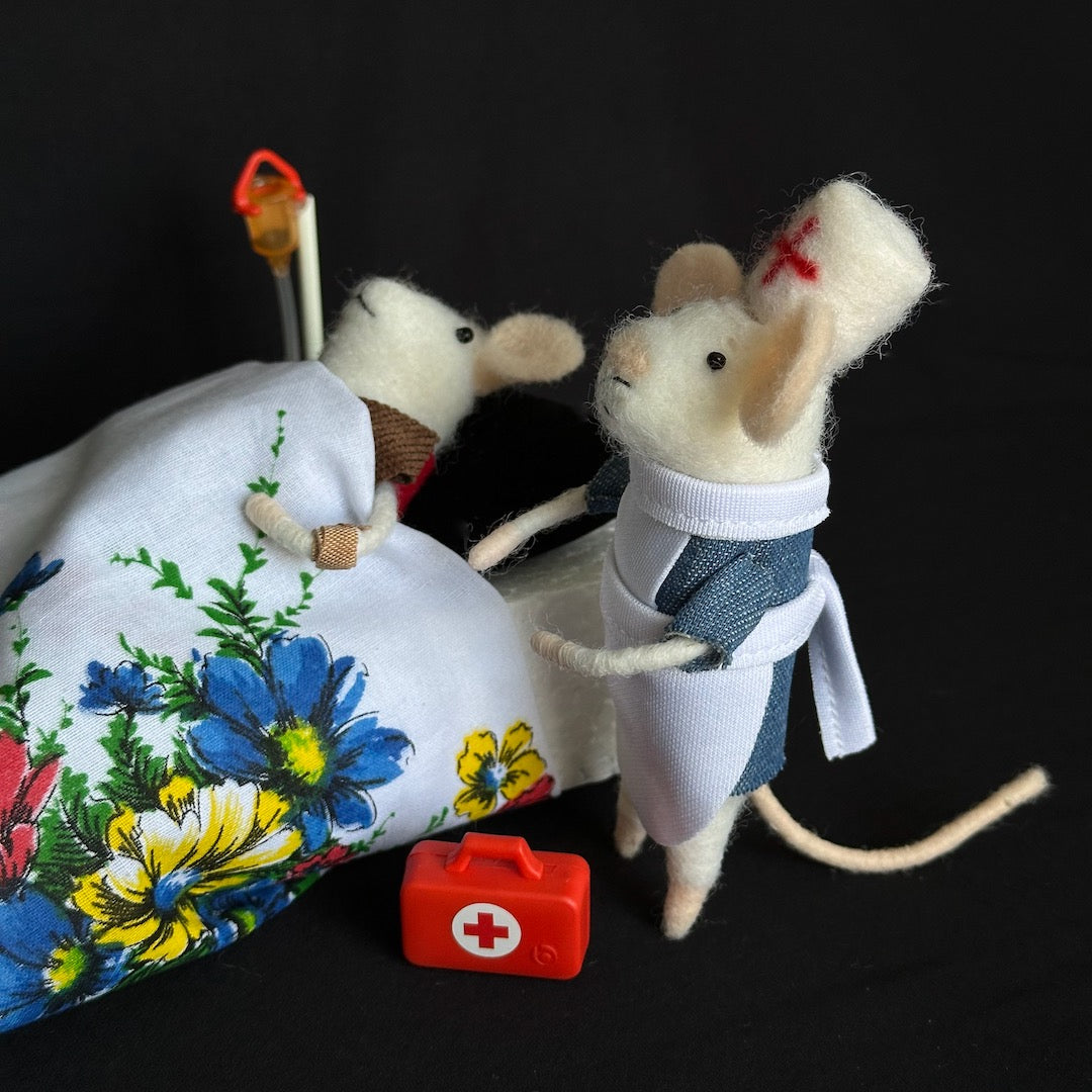 Noelle - Felt Mouse with Apron