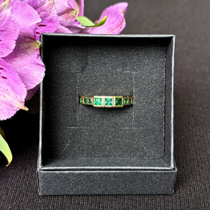 Adjustable Ring with Green Stones Surprise - Oddment