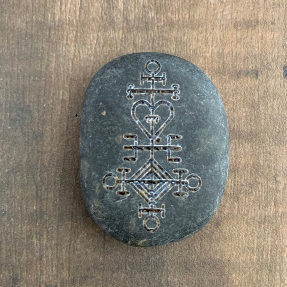 Ástarstafur Stone - River Rock Engraved with Icelandic Love Rune – Birdmoss