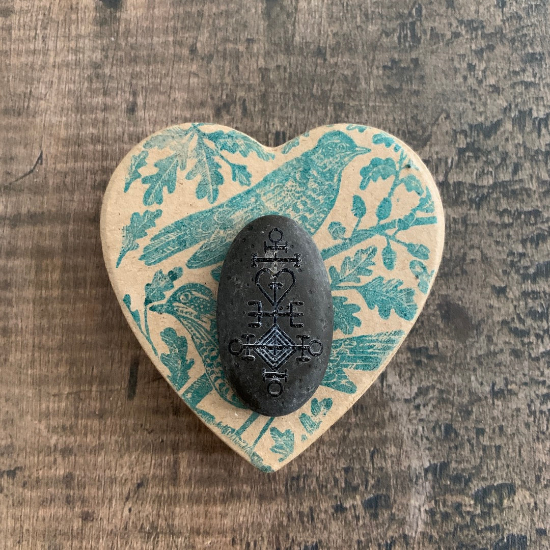 Ástarstafur Stone - River Rock Engraved with Icelandic Love Rune – Birdmoss