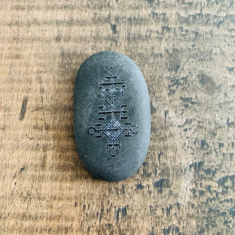 Ástarstafur Stone - River Rock Engraved with Icelandic Love Rune – Birdmoss
