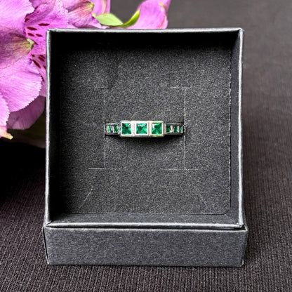 Adjustable Ring with Green Stones Surprise - Oddment